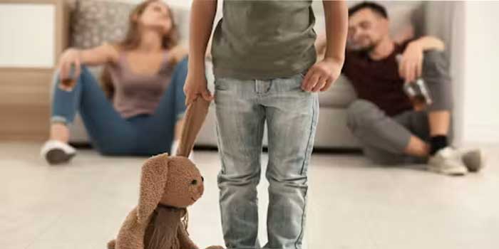 മാതാപിതാക്കൾ ലഹരിയിൽ കിറുങ്ങിയ അവസ്ഥയിൽ!! വിശന്നു പൊരിഞ്ഞ് ഒന്നര വയസുകാരൻ അവശനിലയിൽ ഹോട്ടൽ മുറിയിൽ, കെട്ടുവിട്ടെത്തിയ മാതാപിതാക്കൾക്ക് കുട്ടിയെ കൈമാറിയില്ല, ശിശുക്ഷേമ സമിതി ഏറ്റെടുത്തു… കുട്ടിയുടെ സംരക്ഷണം ഉറപ്പാക്കിയ ശേഷം തീരുമാനം- അധികൃതർ