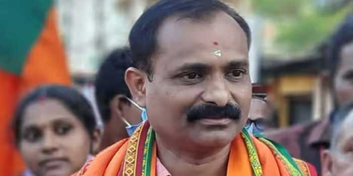 പ്രതിഷേധ മാർച്ചിനിടെ ഒരു വനിതാപ്രവർത്തകയെ നൗഫൽ എന്ന പോലീസുകാരൻ കടിച്ചു മുറിവേൽപ്പിച്ചു!! സാംക്രമിക രോഗ സാധ്യതയുള്ള അണുബാധയേറ്റ മലിനജലം വനിതാ പ്രവർത്തകർക്കു നേരെ ഉപയോഗിക്കാൻ ആരാണ് അനുമതി നൽകിയതെന്ന് പോലീസ് വ്യക്തമാക്കണം… മേയർ വി വി രാജേഷ്