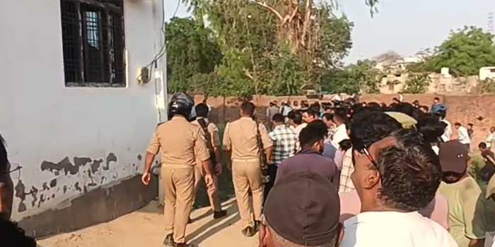 വിദേശത്തുള്ള ഭർത്താവ് മറ്റൊരു വിവാഹം കഴിച്ചു, യുവതിയും മറ്റൊരാളുമായി ഇഷ്ടത്തിൽ… ഇരുവരുടേയും ബന്ധത്തിന് തടസമായിരുന്ന നാലുമക്കളെ ഇഷ്ടികയും മാരകായുധങ്ങളും ഉപയോഗിച്ച് തലയ്ക്കടിച്ച് കൊലപ്പെടുത്തി യുവതി, പിന്നാലെ ബാൽക്കണിയിൽ നിന്നു ചാടി രക്ഷപ്പെട്ടു, യുവതിക്കായി തെരച്ചിൽ
