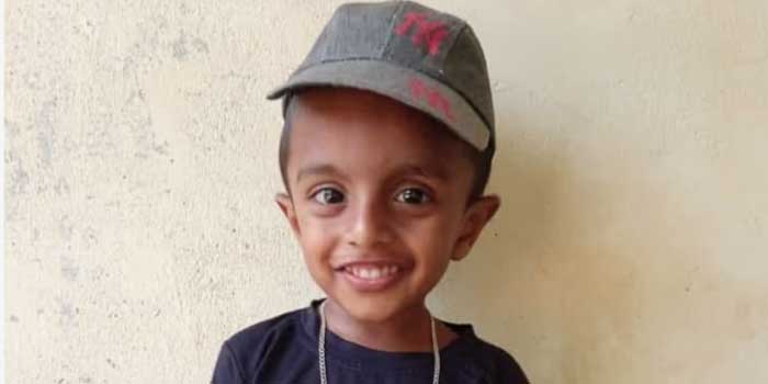 പിതാവിനൊപ്പം പെട്ടിയോട്ടോയിൽ യാത്ര ചെയ്യുന്നതിനിടെ അബദ്ധത്തിൽ ക്യാബിൻ ഡോർ തുറന്ന് റോഡിലേക്ക് തെറിച്ചുവീണ ആറുവയസുകാരന് ദാരുണാന്ത്യം, തെറിച്ചുവീണ കുഞ്ഞിന്റെ ദേഹത്തുകൂടി വണ്ടിയുടെ പിൻചക്രം കയറിയിറങ്ങി