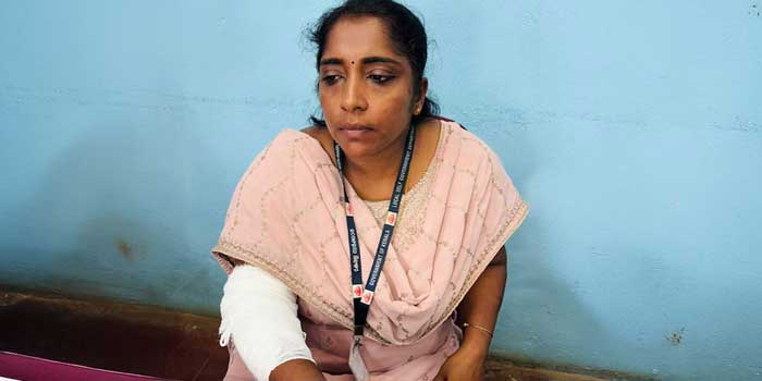 വിധവാ പെൻഷൻ ആവശ്യവുമായെത്തിയ സ്ത്രീ റവന്യൂ ഇൻസ്പെടറുടെ കൈ കടിച്ചുമുറിച്ചു, അസഭ്യം പറഞ്ഞ് മു‌ടിക്കു കുത്തിപ്പിടിച്ചു, ഓഫിസിലെ ഫയലുകൾ വലിച്ചെറിഞ്ഞു, ആക്രമണത്തിൽ മറ്റു രണ്ടുപേർക്കും പരുക്ക്