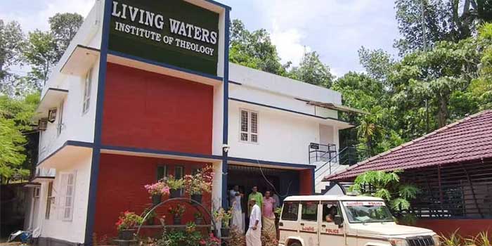 മോഷണക്കുറ്റം ആരോപിച്ച് ആറാംക്ലാസുകാനെ തലകീഴായി കെട്ടിത്തൂക്കിയത് ഫാനിന്റെ ഹുക്കിൽ, സുപ്രണ്ട് ചെകിട്ടത്ത് അടിച്ചു, കുട്ടിയെ മുൻപും ഉപദ്രവിച്ചിരുന്നു… കുട്ടിയു‌ടെ പിതാവ്, വാർഡനും കുക്കും അറസ്റ്റിൽ, പ്രതിഷേധം